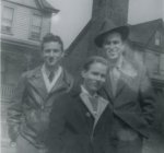 Andy Warhol con sus hermanos  hermanos
