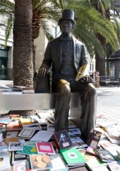 La Biblioteca Errante. Libros viajeros por Málaga ayer domingo en la escultura del escritor Hans Christian Andersen