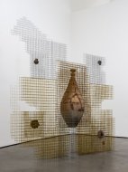 Frederick Ebenezer Okai, ‘Mariposa I’ (Butterfly I), 2022, vasija de barro, malla de alambre soldada, luz y horno de le&ntilde;a encendido, 299,7 x 386,1 x 137,2 cm. Cortes&iacute;a del artista, &copy; Frederick Ebenezer Okai, Bilbao 2025.