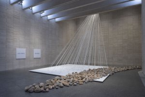 Yoko Ono, RAYOS DE LA MA&Ntilde;ANA [MORNING BEAMS] 1997. Instalaci&oacute;n, cuerdas de poli&eacute;ster y metal 600 x 600 x 900 cm.