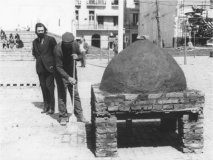Horno construido por Victor Grippo para cocinar pan que repartió entre los asistentes, 1972