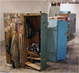 Sary Haddad Instalación con viejos casilleros de la fábrica textil   