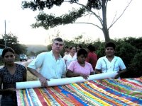 "La Maquila en Galeras", una acción colectiva de Jorge Restrepo, con mujeres campesinas en Guinope, Honduras. Foto de Donaldo Altamirano, 2004