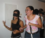 Una mujer no vidente guía a su compañera de universidad. "Contacto", Jorge Restrepo (2006)