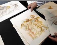 Fernando Botero,  mostrando sus dibujos sobre la Pasión de Cristo