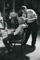David Douglas Duncan. Eugenio Arias cortando el pelo a Picasso en La Californie, 1957. Museo Picasso – Eugenio Arias