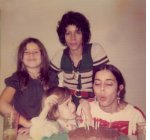 Ana mendieta celebrando su cumpleaños con Raquel Cecilia, Paulette Kalyani Harrington y Raquelin Rama Mendieta, Iowa, 18 de noviembre de 1974