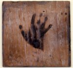 Ana Mendieta, “Untitled”, madera con la palma de su mano grabada, 1978