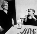 Andy Warhol con su madre, Julia, 1964