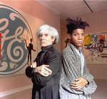 Andy Warhol y Jean-Michel Basquiat, 1985, frente a la obra “General Electric with Waiter”.