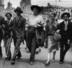 Frida y Diego en la manifestacion del 1 de mayo de 1929, México