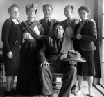 1941, Diego y Frida posando junto a un grupo de amigos.