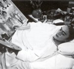 Frida en la cama Pintando Mi Familia, 1950