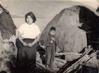 Teresa y su hermano (ambos Kawésqar). Los Canales, Estrecho de Magallanes, Chile. Fotografía tomada por Enrique Freire Sutherland y Silvia González Mayorga, 1956