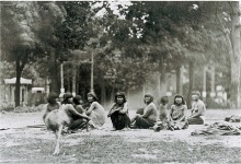 Fotografía de Pierre Petit, grupo étnico: Kawesqar, septiembre de 1881 en el Jardin Zoologique d’Acclimatation, París, Francia. Archivo Société de Géographie. París, Francia
