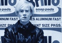Andy Warhol en la Tate Gallery de Londres delante de sus cajas Brillo, el 15 de febrero de 1971