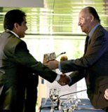 El Rey de España haciendo entrega a Raúl Alejandro Estrella del premio