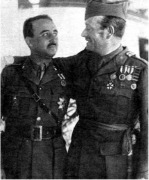 Francisco Franco abrazando al general Millán Astray.