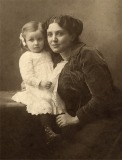 Louise Bourgeois con su madre Josephine