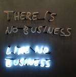 Rafael Lozano-Hemmer, There is no business/like no business, placa de cemento con texto de neón