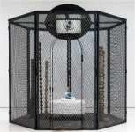 Louise Bourgeois, acero, mármol, madera, acero inoxidable, corcho, tela y cristal en la obra Cell XXVII (Celda XXVII), creada por la artista en 2004-2005