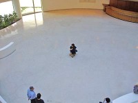 Tino Seghal con su obra de coreografía continua actuada por dos bailarines en el medio del espacio del Museo Guggenheim de Manhattan