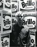 Andy Warhol con sus cajas de jabón