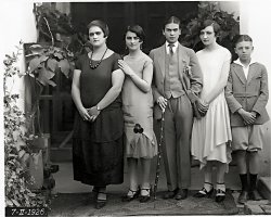 Kahlo, con traje masculino en el centro de la foto