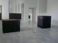 SERRA, Richard, Equal-Parallel: Guernica-Bengasi (Igual-paralelo: Guernica-Bengasi), acero corten laminado en caliente, dos bloques de 148, 5 x 500 x 24 cm y dos bloques de 148,5 x 148,5 x 24 cm., 38 toneladas