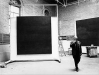 Mark Rothko con una de sus pinturas negras