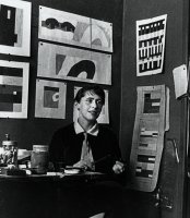 Fotógrafo desconocido, Sophie Taeuber en el despacho de L'Aubette, 1926-1927. Fotografía, 7 x 4,5 cm. Collection Fondation Arp, Clamart. © Derechos reservados.