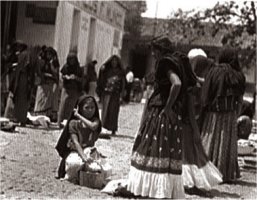 Tina Modotti 1929 "Juchitecas en un mercado"