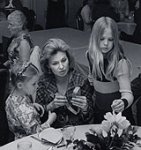 Clea Newman, Joanne Woodward y  Nell Newman en el Hotel Bel Air 30 de marzo de 1973