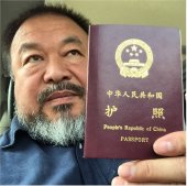 Ai Weiwei sosteniendo su pasaporte