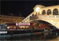 Los primeros sillares pasando por debajo del Puente Rialto de Venecia
