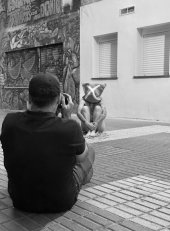 rimera acci&oacute;n del proyecto de Marc Montijano 'Ciudad can&iacute;bal', realizada el 19 de octubre delante de un apartamento tur&iacute;stico reci&eacute;n construido en un antiguo local comercial en un barrio de la ciudad de M&aacute;laga.