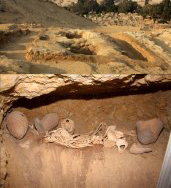 Tumbas y restos humanos hallados cerca de las pirámides