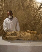 Momia halladas en una de las tumbas halladas en Egipto.