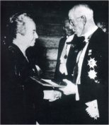 Gabriela Mistral recibiendo de manos del rey Gustavo de Suecia el Premio Nobel de Literatura