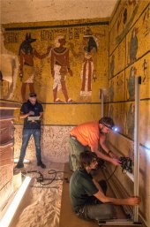 Científicos y funcionarios observan cómo se realiza el escaneo con GPR en la pared oeste de la cámara funeraria del rey Tutankamón. Fotografía de Kenneth Garrett, National Geographic