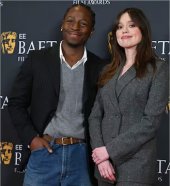 Los actores David Jonsson y Aimee Lou Wood durante el anuncio de los nominados a los British Academy Film Awards (BAFTA)