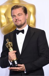 Leonardo Dicaprio con su Oscar por El Renacido.