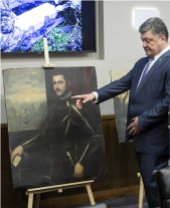 El presidente ucranio Petro Poroshenko observa las pinturas recuperadas, en Kiev