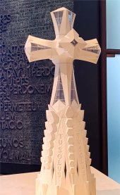 Maqueta de la cruz que coronará la torre de Jesucristo de la Sagrada Familia de Barcelona.