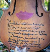 La pieza que se ha atribuido a la artista mexicana Frida Kahlo, es un violín intervenido con imágenes y leyendas