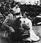Charles Dickens leyendo a sus hijas Mary Dickens(1838-1896), y Kate Dickens(1839-1929)