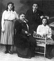 María, con su madre y sus hermanos. 1914