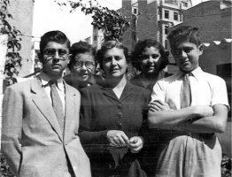 María Moliner con sus cuatro hijos, Enrique, María, Fernando, Carmen y Pedro. 1944