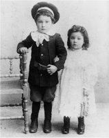 María, con su hermano Enrique. 1910